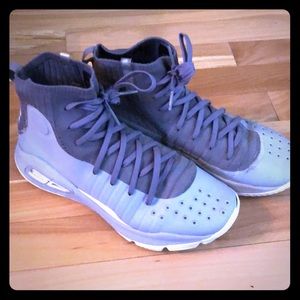 Under Armor SC size 7 Youth gray -worn!